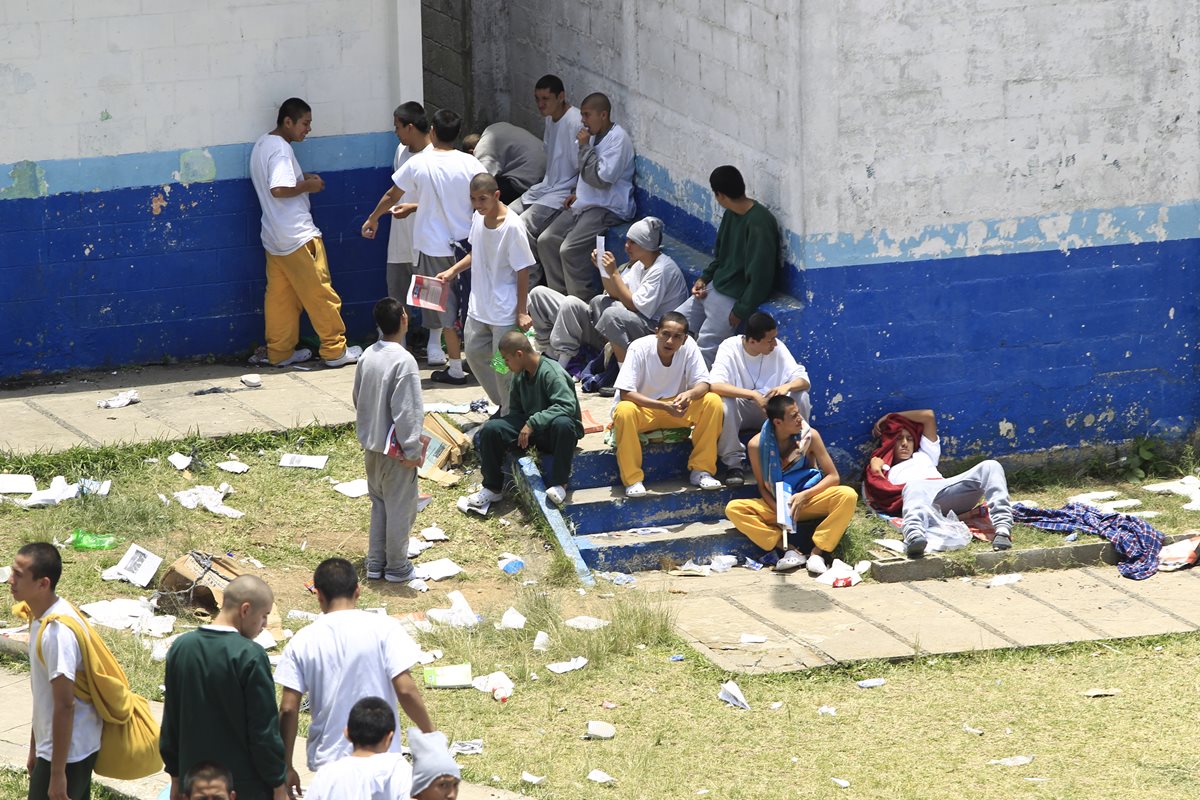Internos de la correccional Las Gaviotas durante un motín el pasado lunes. (Foto Prensa Libre: Hemeroteca PL).