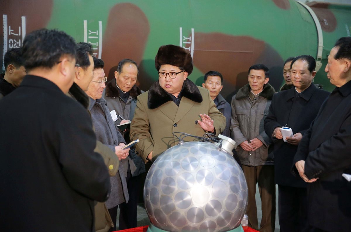 Kim Jong-Un junto a un grupo de científicos, muestra el supuesto nuevo hallazgo. (Foto Prensa Libre: AFP).