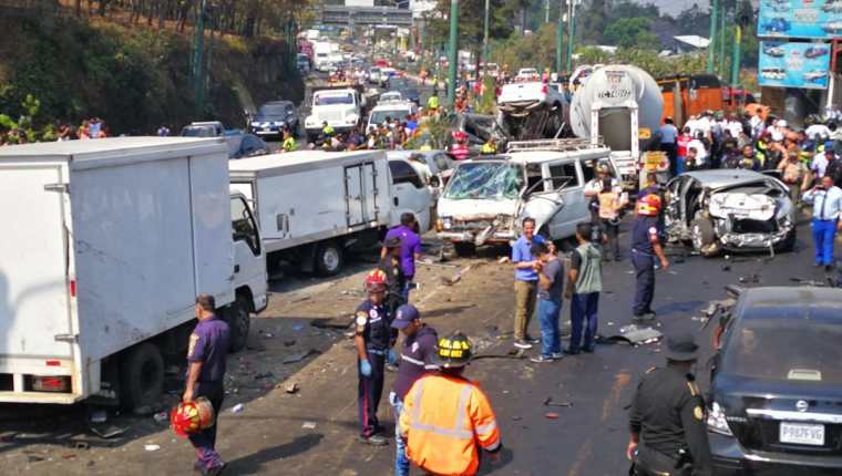 Al menos siete personas muertas dejó un accidente causado por un tráiler en San Cristóbal, Mixco. (Foto Prensa Libre: Estuardo Paredes)