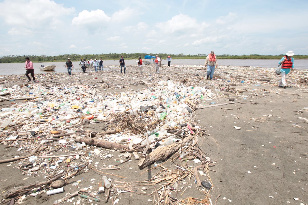 Desembocadura del río Motagua acarrea basura a las playas de Omoa Honduras. (Foto Prensa Libre: Érick Ávila)