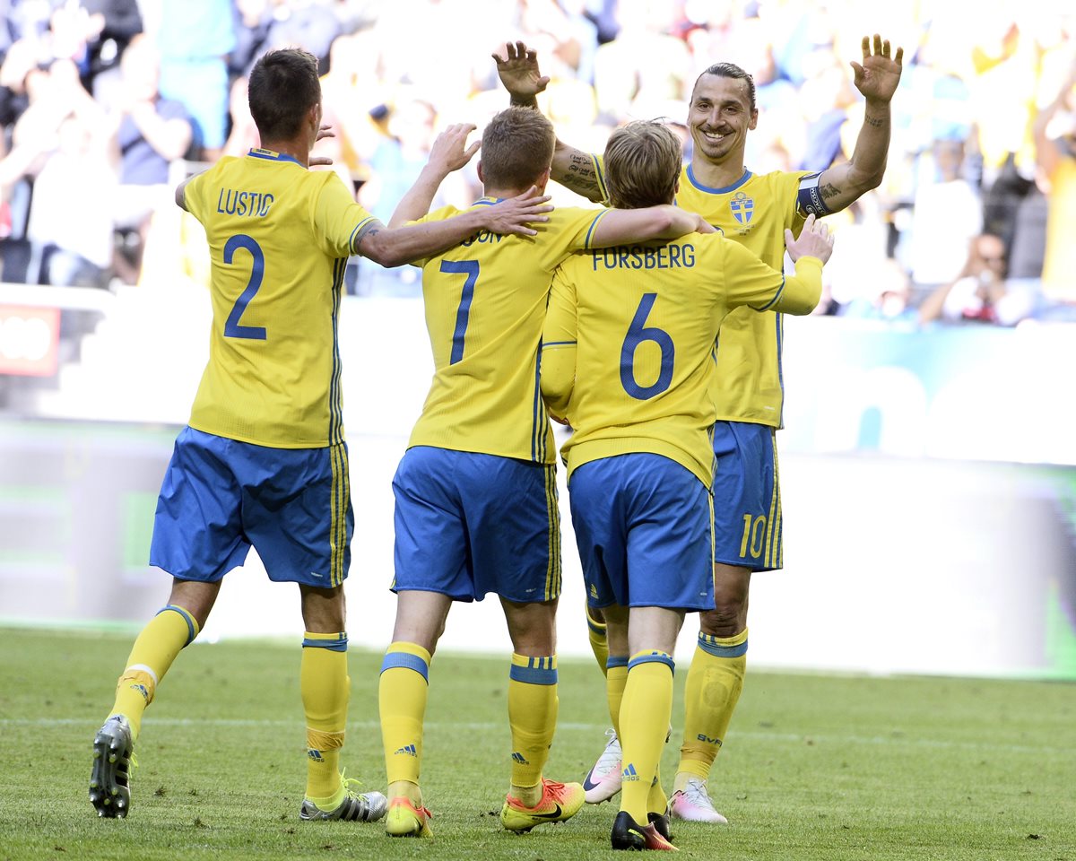 Suecia derrotó con contundencia al equipo de Gareth Bale previo a la Eurocopa 2016. (Foto Prensa Libre: EFE)