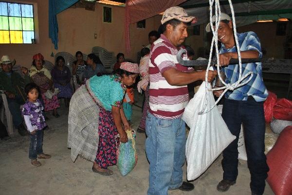 Pobladores  que fueron evacuados reciben raciones de alimentos.