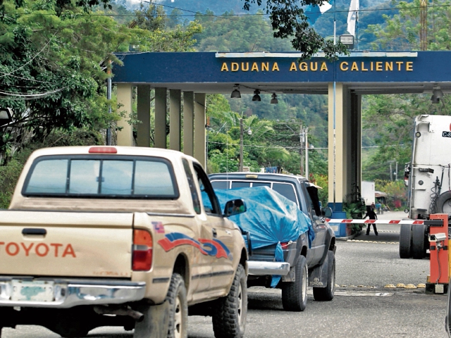 En el país existen 20 aduanas formales, pero hay 126 pasos vehiculares informales en las fronteras con México, Honduras y El Salvador, según la SAT. EDWIN BERCIAN