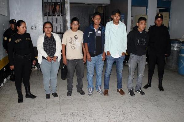 PNC consigna a los cinco integrantes de la banda. (Foto Prensa Libre: Oscar Figueroa)<br _mce_bogus="1"/>