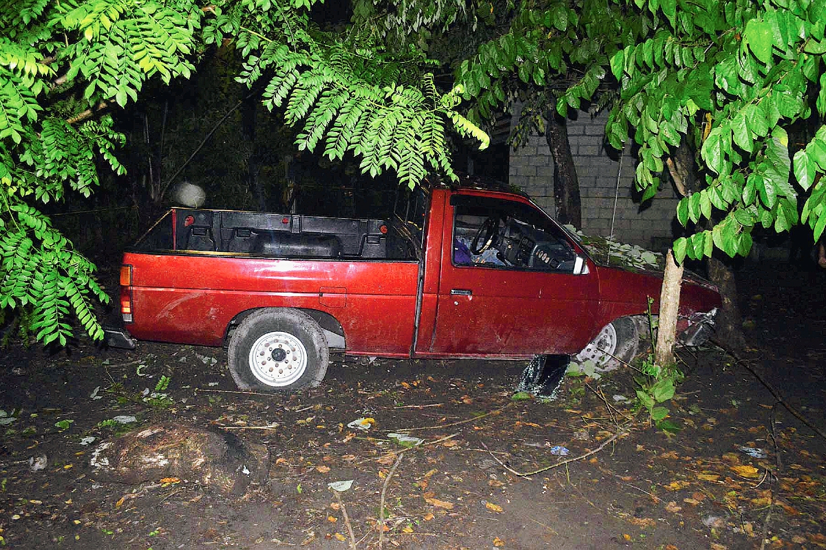 El cadáver de Julio López quedó en el picop en el que viajaba, en Nueva Concepción, Escuintla.  (Foto Prensa Libre: Enrique paredes)