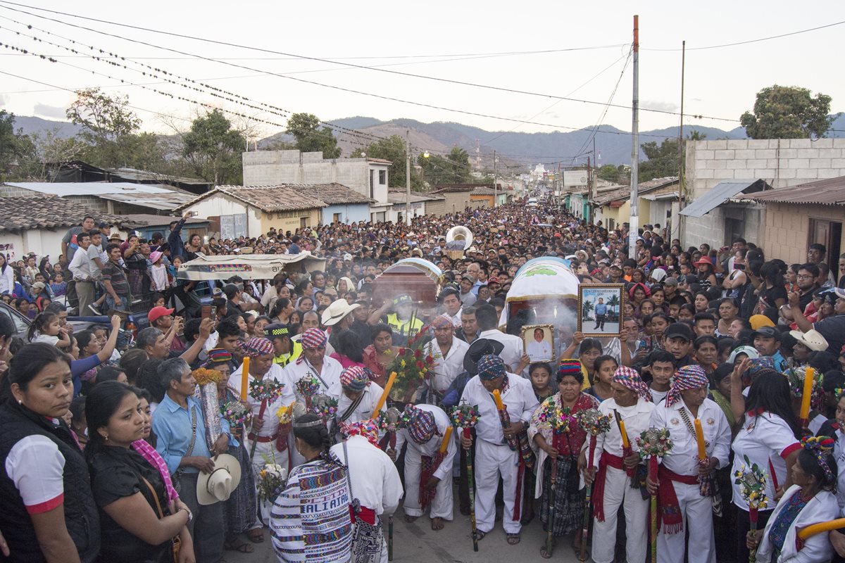 Líderes indígenas y vecinos despiden el cortejo fúnebre del Ángel Amado Pérez Xitumul y el concejal Eldin Gómez de Paz. (Foto: Carlos Grave)