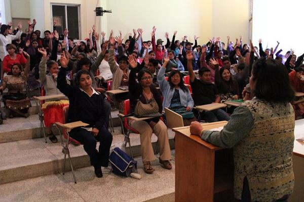 Salubristas de Totonicapán levantan la mano para aprobar paro laboral que iniciará el lunes próximo. (Foto Prensa Libre: Édgar Domínguez)<br _mce_bogus="1"/>