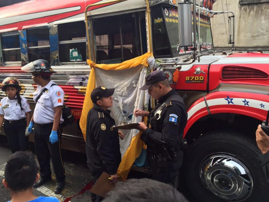 Segundo ataque contra buses Sanjuanera, piloto y ayudante mueren baleados. (Foto Prensa Libre: CBV)