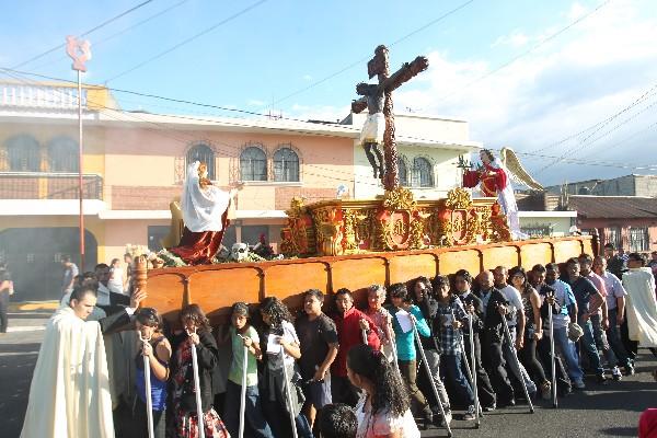 La sagrada  imagen del Señor de Esquipulas recorre, en andas,  las calles aledañas al templo de la Divina Providencia, zona 8.