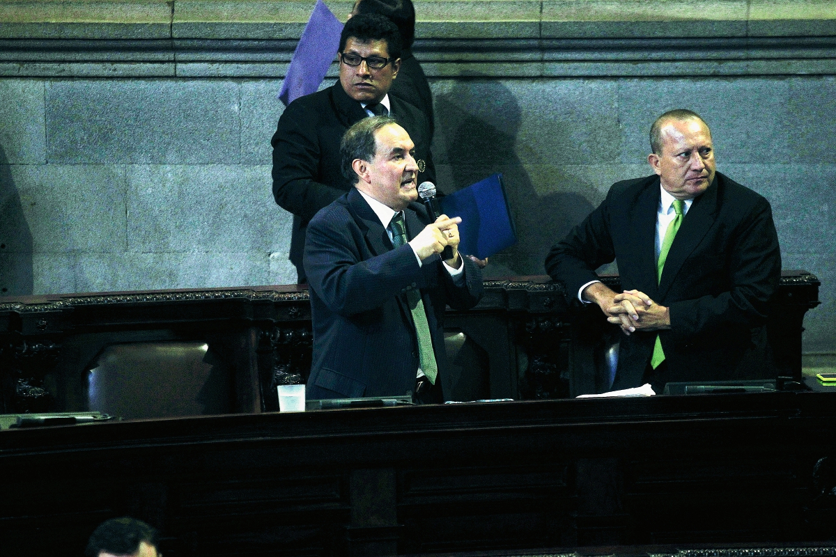 El diputado de la UNE Mario Torres se dirige al pleno en una intervención que se extendió por casi 90 minutos. (Foto Prensa Libre: Edwin Bercián)