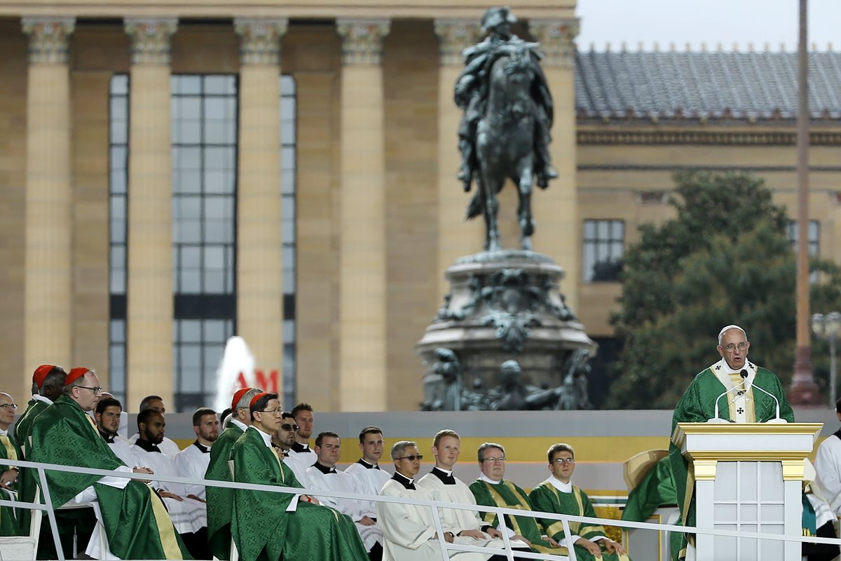 El Papa ofrece su mensaje a más de un millón de personas en el bulevar Benjamin Franklin de Filadelfia. (Foto Prensa Libre: AP).