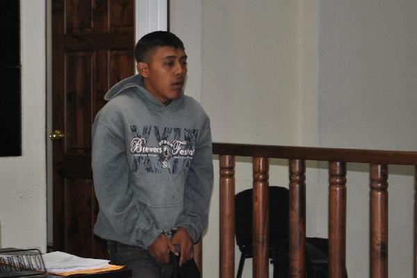 Pedro Otzoy escucha la sentencia en  el Tribunal de Femicidio de Quetzaltenango.