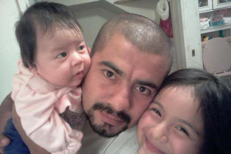 Roni Ávila Alvarado y sus dos hijas. (Foto Prensa Libre: GoFundMe)