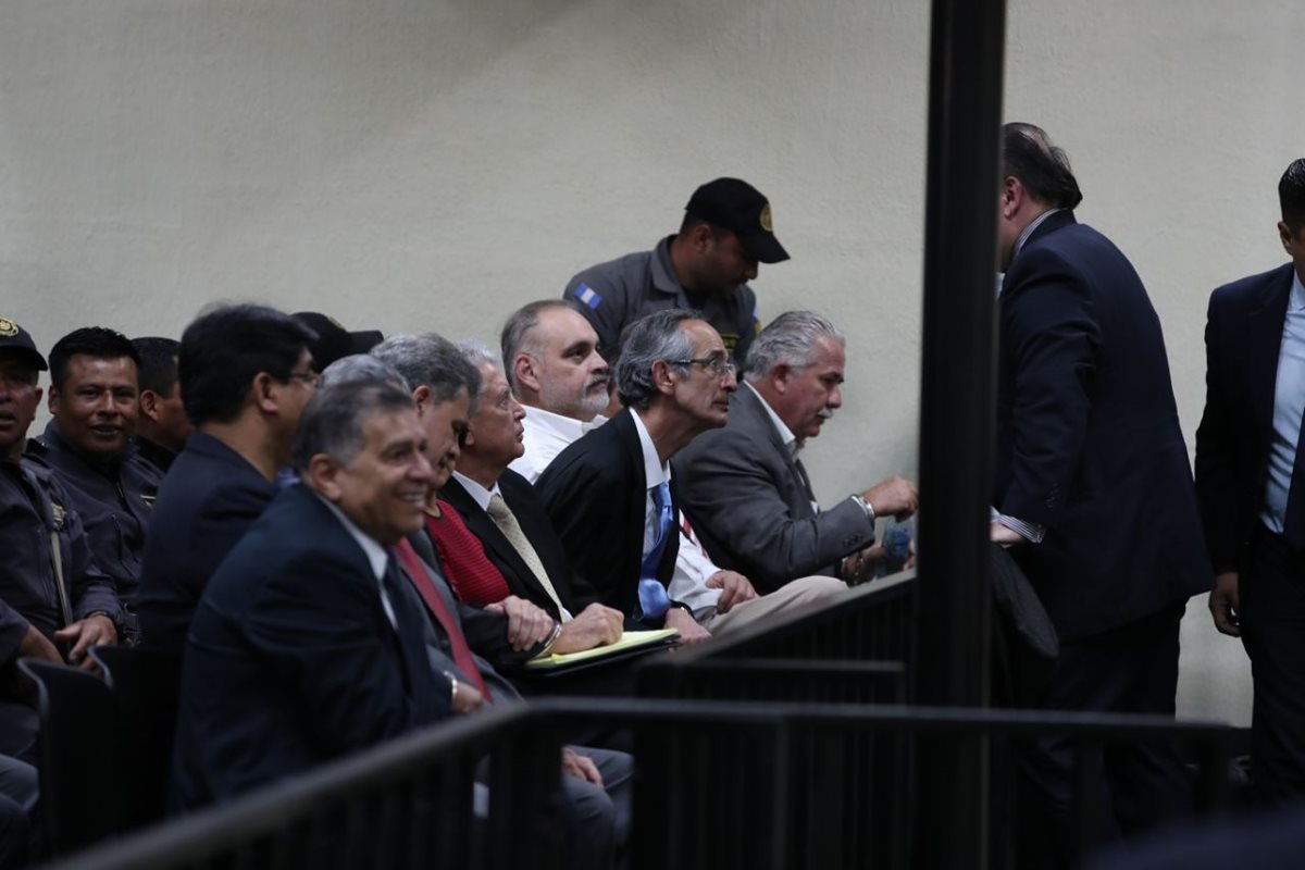 Los exministros del gobierno de la UNE fueron acusados de fraude y peculado. (Foto Prensa Libre: Paulo Raquec)