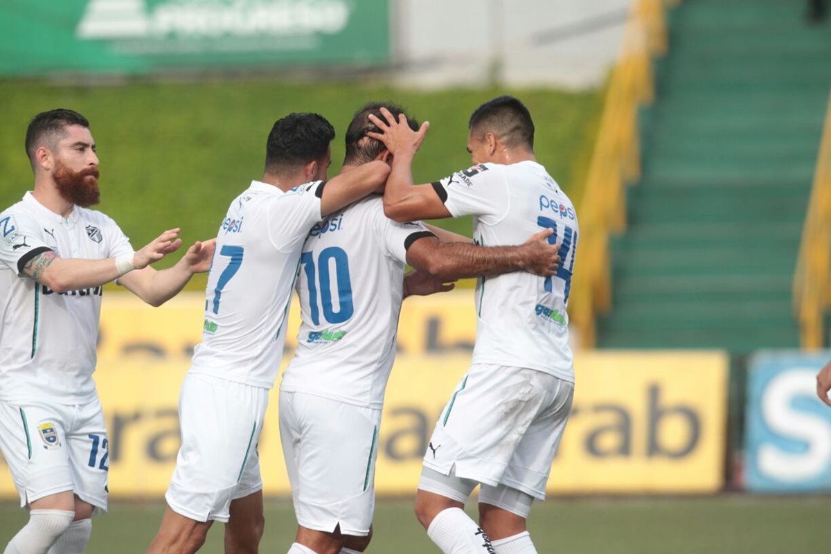 José Contreras es felicitado después de anotar un gol con los cremas en el juego contra Cobán. (Foto Prensa Libre).