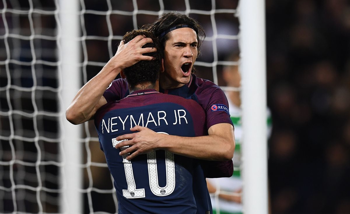 El uruguayo Edinson Cavani grita eufórico luego de anotar mientras abraza al brasileño Neymar. (Foto Prensa Libre: AFP)