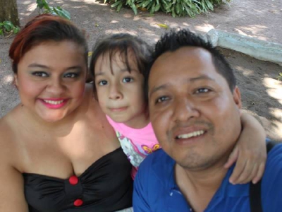 Danilo López  junto a su hija de 5 años y su esposa Saraí Herrera, quien está embarazada. (Foto Prensa Libre: Tomada de Facebook)