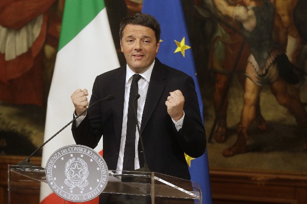 El primer ministro italiano saliente, Matteo Renzi presenta su renuncia.(Foto Prensa Libre: AFP)