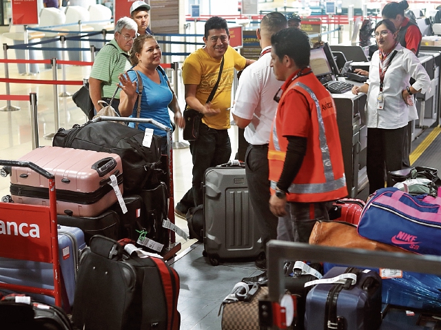 El sistema de fajas del Aeropuerto Internacional La Aurora colapsó, lo que causa retrasos considerables en los vuelos comerciales. (Foto Prensa Libre: Esbin García)