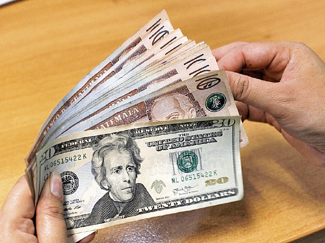 El Banguat refiere que el comportamiento del tipo de cambio se debe a la época del año. (Foto Prensa Libre: Paulo Raquec)