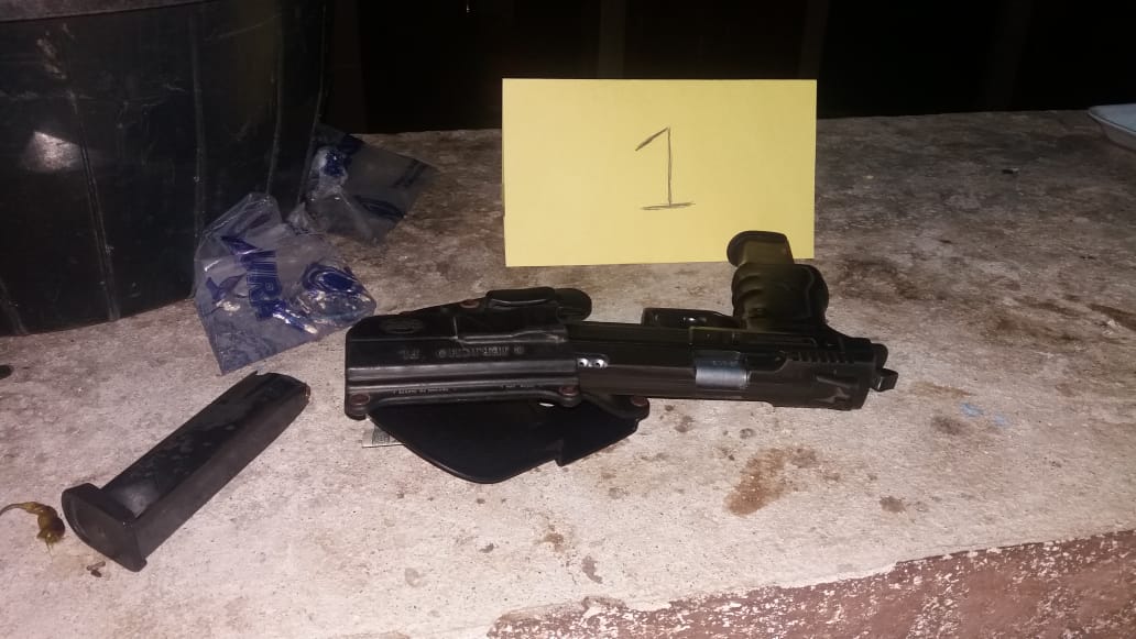 En uno de los inmuebles allanados en Retalhuleu se localizaron armas de fuego y presunta droga. (Foto Prensa Libre: Cortesía)
