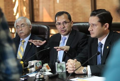 Élmer López y Sebastián Marcucchi, autoridades del Maga, y Miguel  Medina, presidente de Anacafé, forman parte del Consejo de Política Cafetera. (Foto Prensa Libre: Álvaro Interiano)