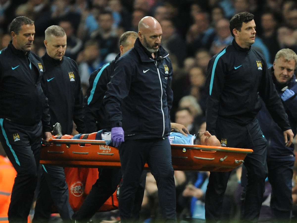 El argentino Pablo Sabaleta del Manchester City sale en camilla luego de lesionarse contra el Crystal Palace en el Etihad Stadium. (Foto Prensa Libre: AFP)