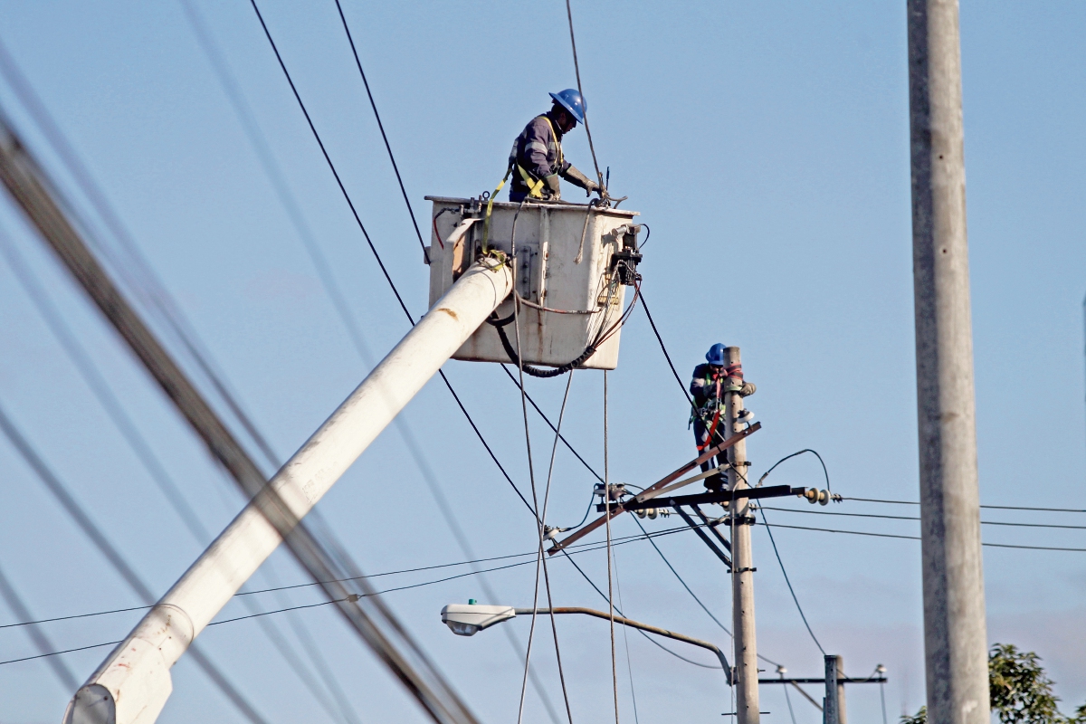 Trabajadores de la Empresa Eléctrica de Guatemala reparan cables de energía para restablecer el alumbrado público en un sector capitalino. (Foto Prensa Libre: Erick Ávila)