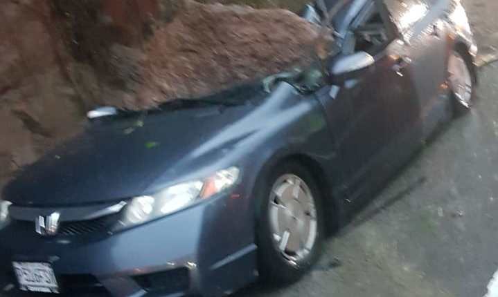 El automovilista que murió en la subida de Villalobos se dirigía hacia la capital cuando le cayó una roca que se desprendió de una ladera. (Foto Prensa Libre: PMT de Villa Nueva)