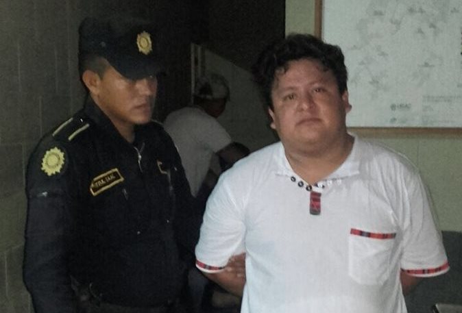 Wilfred Israel Portillo Campos, concejal segundo de Flores, Petén, fue capturado por conducir motocicleta sin documentos. (Foto Prensa Libre: Rigoberto Escobar)