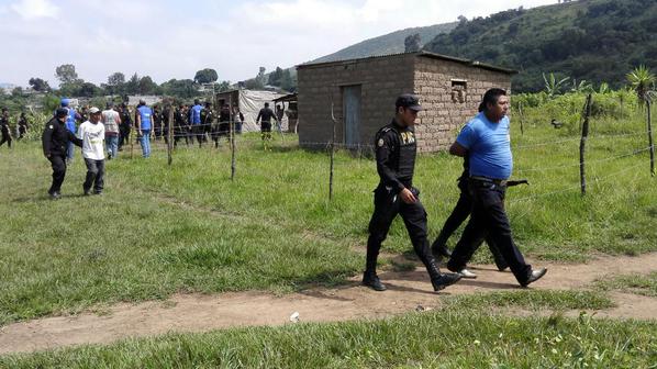Agentes policiales trasladan a los capturados a una subestación de la PNC en la cabecera de Jalapa. (Foto Prensa Libre: Hugo Oliva)