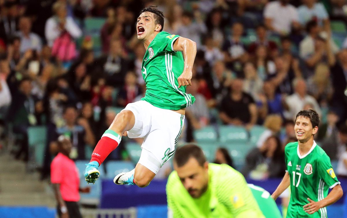 El mexicano Raúl Jiménez celebra luego de anotar un gol durante un partido del grupo A de la Copa Confederaciones contra Nueva Zelanda.