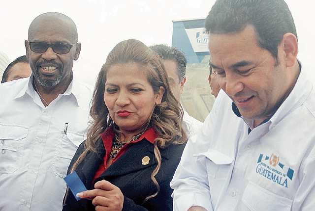 Xiomara Blanco, captada junto al presidente Jimmy Morales y el ministro de Ambiente, Sydney Samuels, en un acto público en San Benito, Petén.