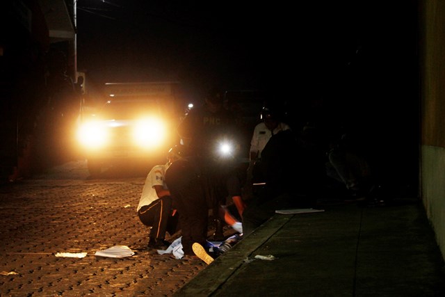 Fiscales del Ministerio Público y agentes de la PNC, en la escena del crimen donde un desconocido le dio muerte a un hombre, en San Andrés Itzapa, Chimaltenango. (Foto Prensa Libre: Víctor Chamalé)