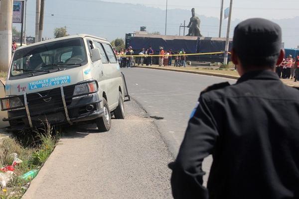 Autoridades resguardan el lugar donde dos personas murieron en el ataque armado contra un microbús, en Quetzaltenango. (Foto Prensa Libre: Carlos Ventura) <br _mce_bogus="1"/>