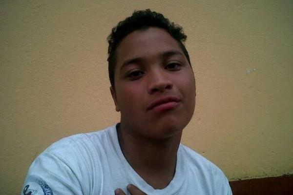 Bryan Morán mostró su talento cantando en varios pueblos del interior del país. (Foto Prensa Libre)