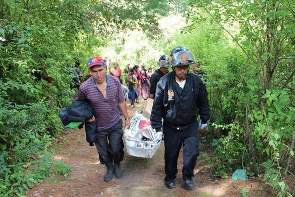 Socorristas y vecinos trasladan el cadáver de la menor, quien fue localizada en agosto del 2014 en la cabecera de Totonicapán. (Foto Prensa Libre: Hemeroteca PL)