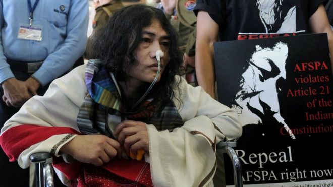 Irom Sharmila, que es alimentada contra su voluntad a través de una sonda, anunció que suspenderá su huelga el 9 de agosto. GETTY IMAGES