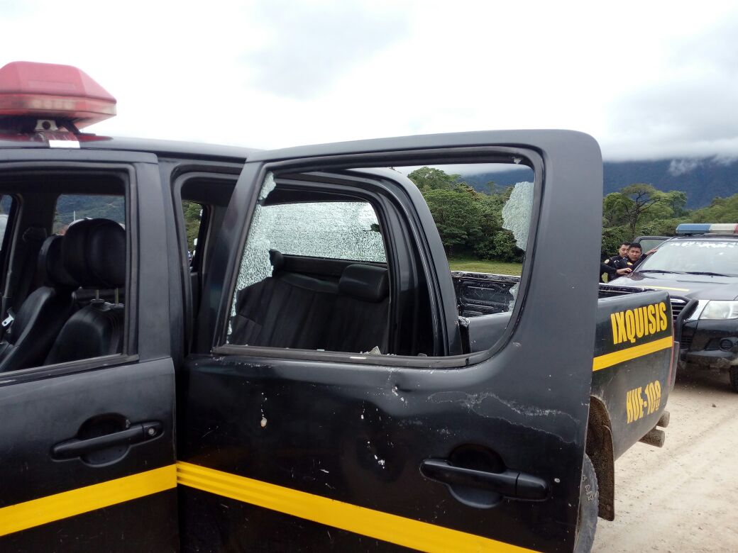 Al menos dos autopatrullas resultaron con daños por un ataque armado contra la PNC en Ixquisís, San Mateo Ixtatán, Huehuetenango. (Foto Prensa Libre: PNC)