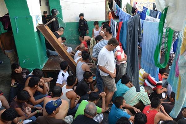 Policía efectúa requisa en cárcel de Retalhuleu. (Foto Prensa Libre: Jorge Tizol).
