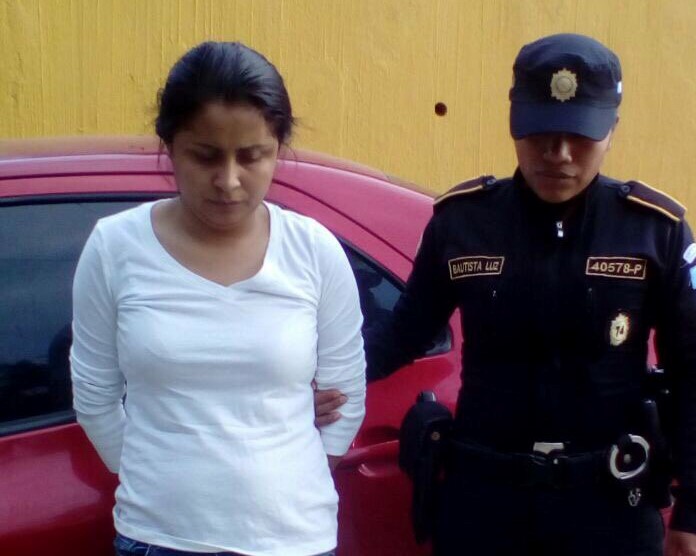 Karla Paola Villatoro Mazariegos, auxiliar fiscal del MP, detenida en operativo en Santo Domingo Xenacoj, Sacatepéquez. (Foto Prensa Libre)