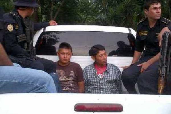 Dos primos fueron capturados en la aldea Maraxcó, en Chiquimula sindicados del delito de homicidio en grado de tentativa. (Foto Prensa Libre: PNC)<br _mce_bogus="1"/>