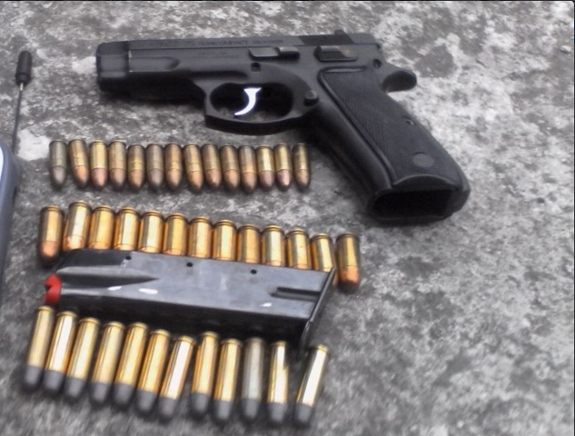 Todos los días la PNC reporta la incautación de armas y municiones que son utilizadas de forma ilícita, como la de la fotografía, hallada en Retalhuleu en poder de un menor de edad. (Foto Prensa Libre: Hemeroteca PL)