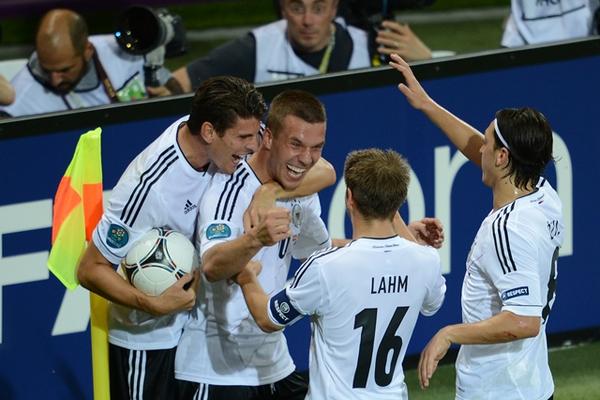 Lukas Podolski anotó uno de los goles alemanes. (Foto Prensa Libre: AFP)