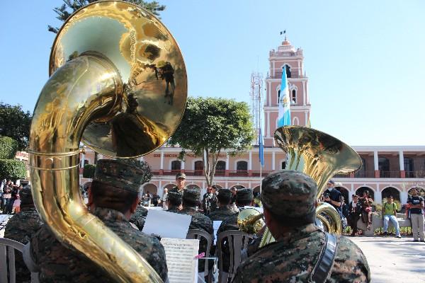 Banda de la Quinta Brigada de Infantería deleita a vecinos de Huehuetenango.