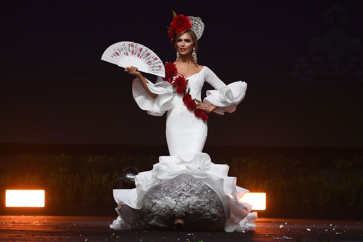 Ángela Ponce lució un traje tradicional de flamenco (Foto Prensa Libre: AFP).