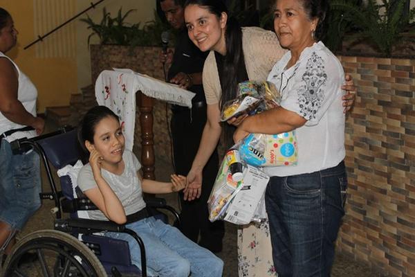 Miembros de iglesia evangélica entregan ayuda a pacientes con insuficiencia renal en Jutiapa. (Óscar González)