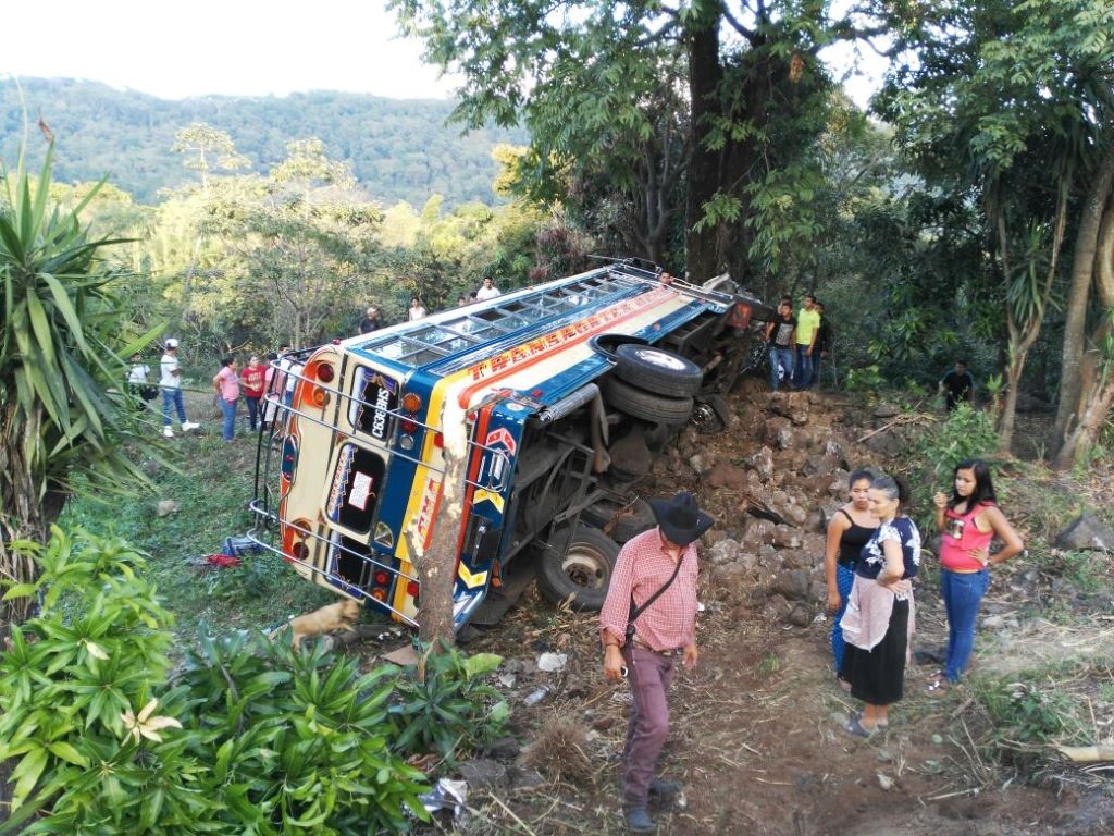 Bus accidentado en el km 58 de la ruta a El Salvador, en Cuilapa. (Foto Prensa Libre: Oswaldo Cardona).
