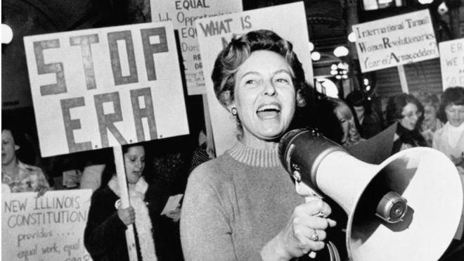 En 1976, Phyllis Schlafly lideró las protestas contra la ERA en Washington DC. BETTMANN ARCHIVE/GETTY IMAGES
