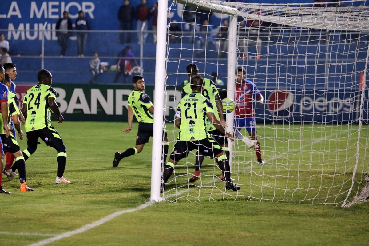 Héctor Moreira envío el balón al fondo del arco de Luis Pedro Molina para el primer gol. (Foto Prensa Libre: Carlos Ventura)